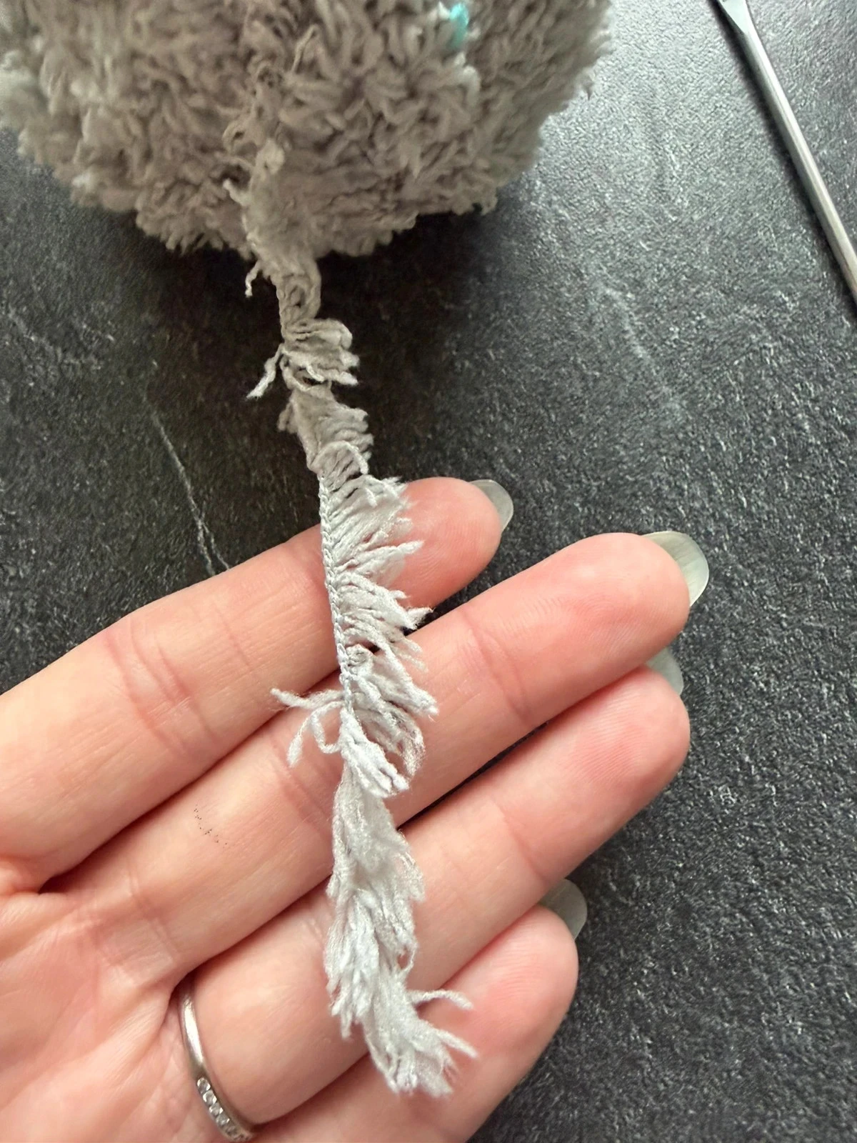 Pelote de fil pelucheux gris – photo 2